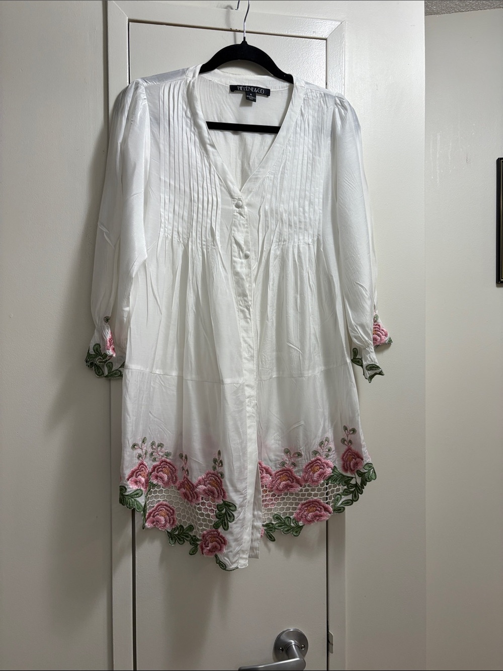 Helene & Co  Paris White Embroidered Floral Tunic Top.